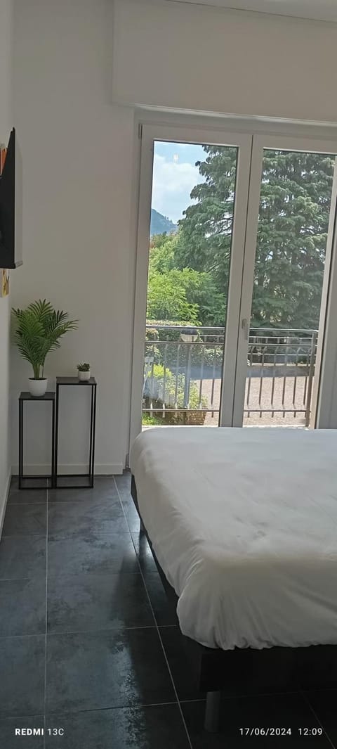 Bed, TV and multimedia, Bedroom