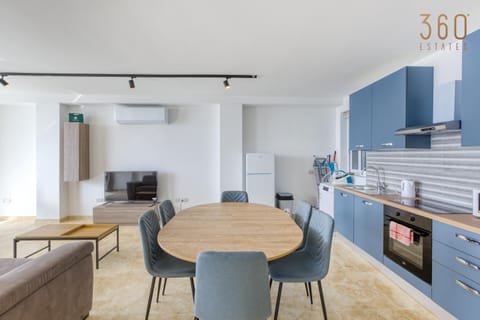 Kitchen or kitchenette, Living room, Seating area, Dining area, minibar, oven, pet friendly, stove, air conditioner