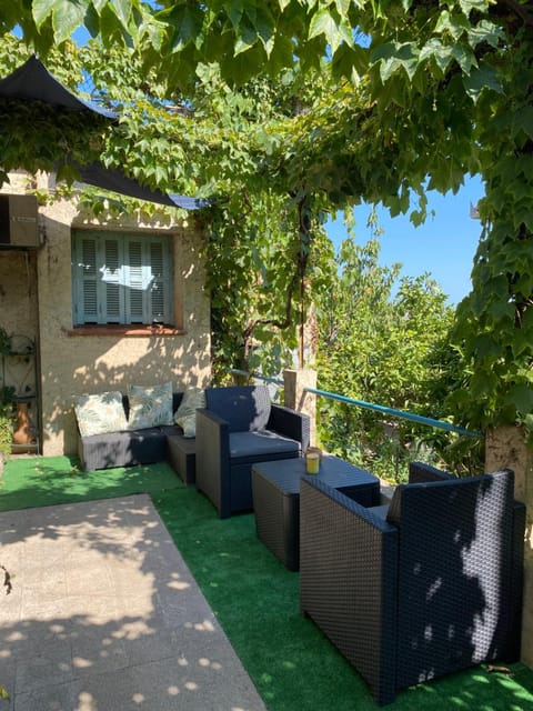 Property building, Patio, Day, Garden, Balcony/Terrace, Garden view