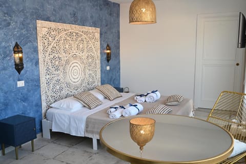 Bed, Seating area, Bedroom, towels
