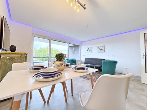 Living room, Seating area, Dining area