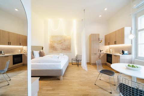 Bed, Kitchen or kitchenette, Seating area, Dining area, Bedroom