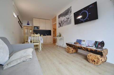 TV and multimedia, Living room, Dining area