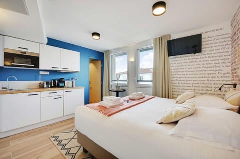 Bed, TV and multimedia, Dining area