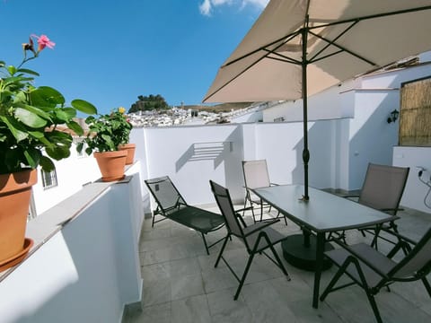 View (from property/room), Balcony/Terrace, Dining area, sunbed