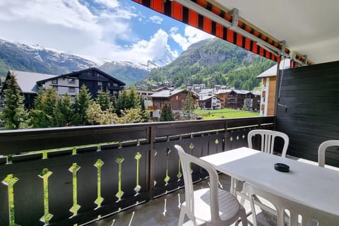 Nearby landmark, Balcony/Terrace, Mountain view