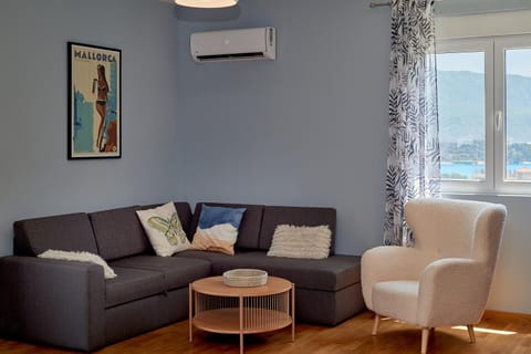 Seating area, air conditioner