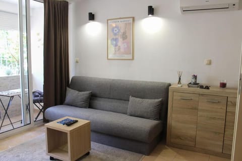 Living room, Seating area, air conditioner