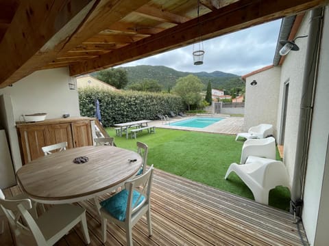 Patio, Day, Natural landscape, Garden, Garden, Balcony/Terrace, Dining area, Garden view, Mountain view, Pool view, Swimming pool, sunbed