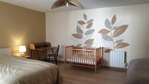 Bed, Photo of the whole room, Seating area, Bedroom, cot