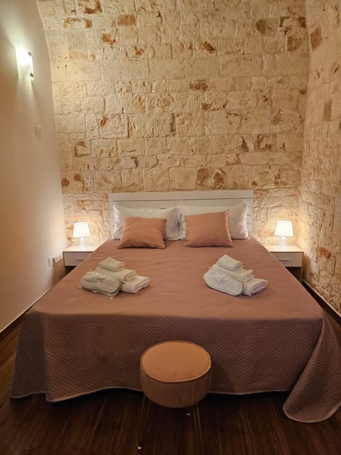 Photo of the whole room, Bedroom, towels