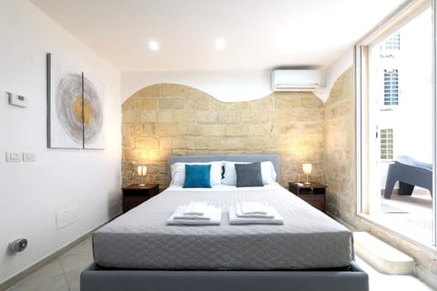 Bed, Photo of the whole room, Bedroom, air conditioner