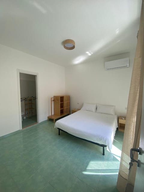 air conditioner, Internal: Not applicable to any particular room