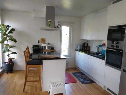 Coffee/tea facilities, Kitchen or kitchenette, Seating area, Dining area, dishwasher, oven, stove, toaster