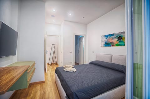 Bed, TV and multimedia, Bedroom