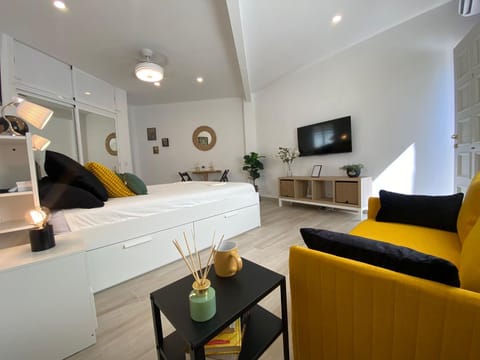 Bed, TV and multimedia, Photo of the whole room, Bedroom