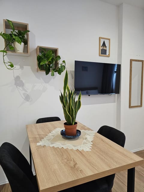 Communal lounge/ TV room, TV and multimedia, Dining area