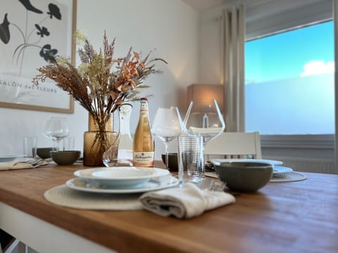 Food and drinks, Dining area, Food