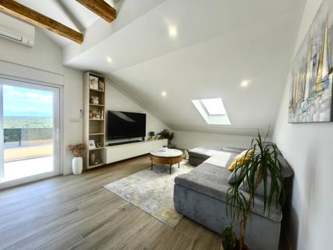 TV and multimedia, Living room, Evening entertainment
