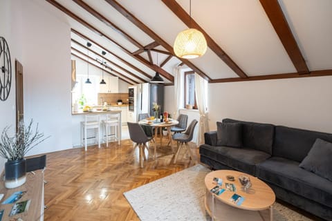 Kitchen or kitchenette, Living room, Food and drinks, Seating area, Dining area, Food