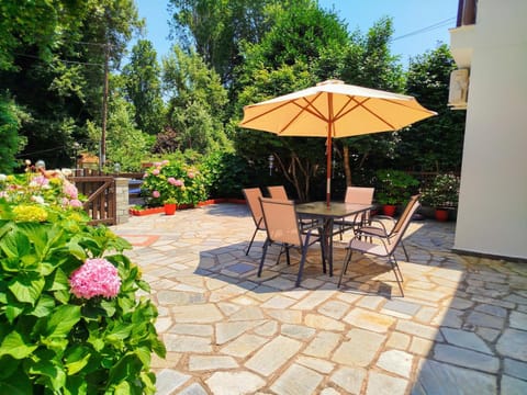 Property building, Patio, Spring, Day, Garden, View (from property/room), View (from property/room), Dining area, City view, Garden view, Garden view, Landmark view, Landmark view, Street view, Street view, Inner courtyard view