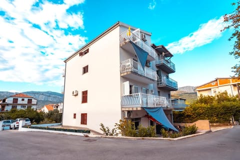 Property building, Quiet street view, Parking