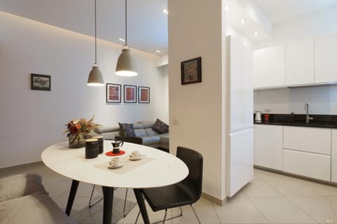 Kitchen or kitchenette, Living room, Seating area, Dining area