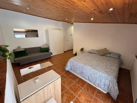 Bed, Photo of the whole room, Seating area, Bedroom