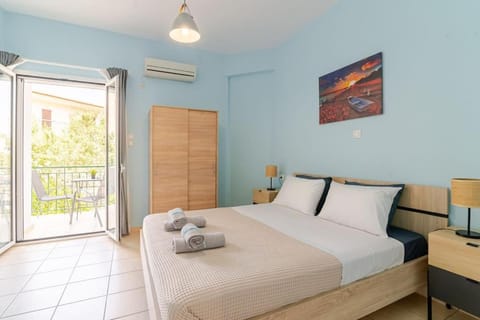 Bed, TV and multimedia, Balcony/Terrace, Photo of the whole room, Bedroom, towels, wardrobe, air conditioner