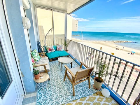 Patio, Day, Natural landscape, TV and multimedia, View (from property/room), Balcony/Terrace, Living room, Seating area, Dining area, Beach, Sea view, internet, sunbed, air conditioner