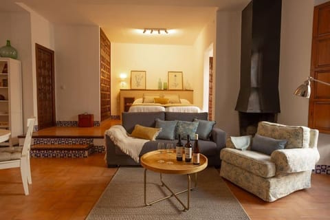 Bed, Living room, Photo of the whole room, Seating area, Bedroom, air conditioner