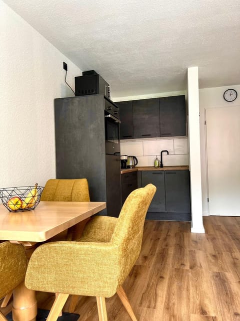 Kitchen or kitchenette, Seating area, Dining area, oven, pet friendly