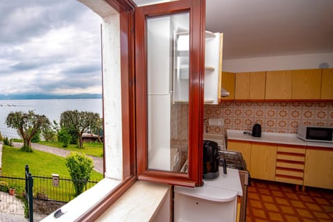 Natural landscape, Kitchen or kitchenette, Dining area, Lake view, oven, stove