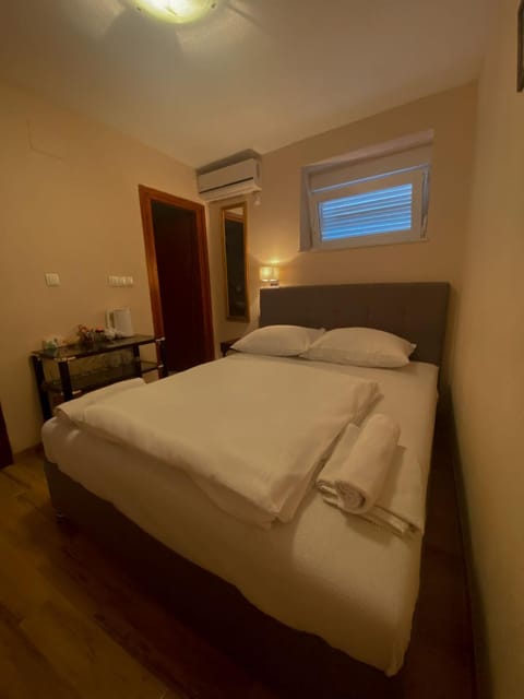 Bed, Photo of the whole room, towels