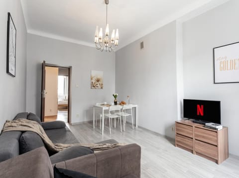 Communal lounge/ TV room, TV and multimedia, Living room, Seating area, Evening entertainment