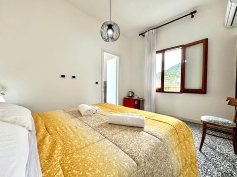 Bed, Photo of the whole room, Bedroom, air conditioner