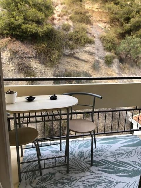 Patio, Spring, Day, Natural landscape, Balcony/Terrace, Dining area