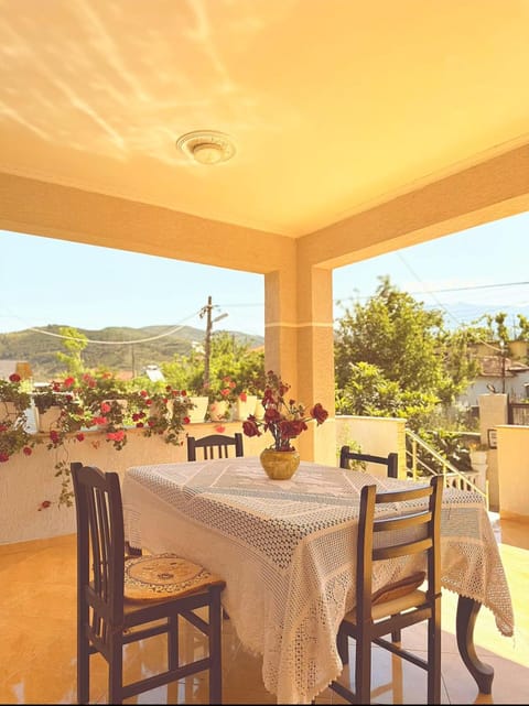 Natural landscape, View (from property/room), Balcony/Terrace, Dining area, Mountain view