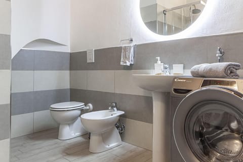 Toilet, Bathroom, bidet, towels, washing machine