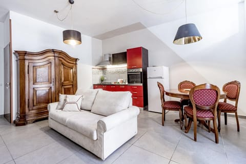 Kitchen or kitchenette, Living room, Seating area, Dining area, oven, stove