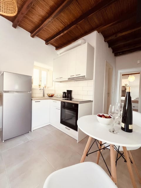 Coffee/tea facilities, Kitchen or kitchenette, oven, stove