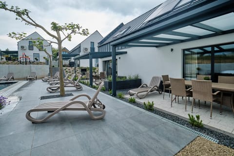 Balcony/Terrace, Seating area, Swimming pool, sunbed