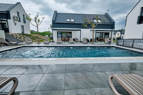 Property building, Swimming pool, sunbed