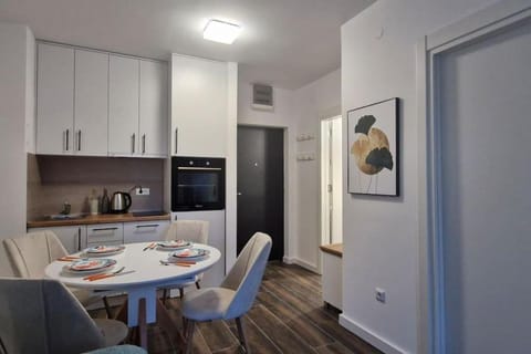 Coffee/tea facilities, Kitchen or kitchenette, Dining area, oven, stove