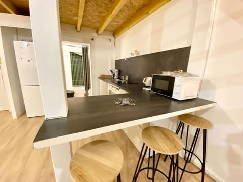 Kitchen or kitchenette, Dining area, stove