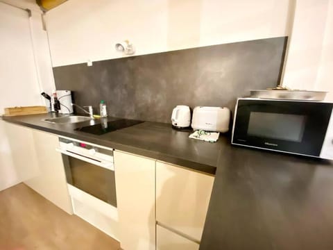 Coffee/tea facilities, Kitchen or kitchenette, oven, stove, toaster
