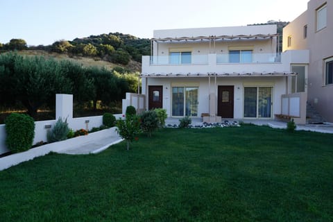 Property building, Patio, Facade/entrance, Garden, Balcony/Terrace, Balcony/Terrace