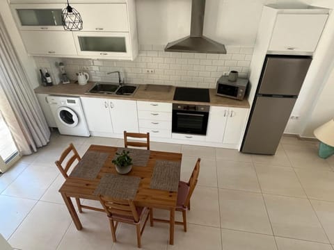 Coffee/tea facilities, Balcony/Terrace, Kitchen or kitchenette, Seating area, Dining area, Mountain view, Inner courtyard view, microwave, oven, soundproof, stove, toaster, washing machine, air conditioner