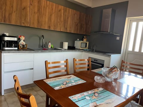 Coffee/tea facilities, Kitchen or kitchenette, Dining area, oven, stove