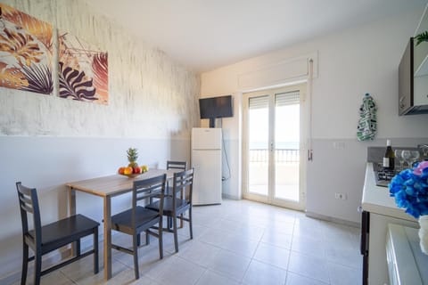 TV and multimedia, Kitchen or kitchenette, Living room, Seating area, Dining area